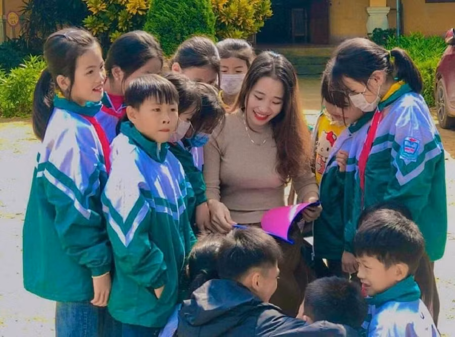 Cô giáo Vân cùng học trò thân yêu của mình