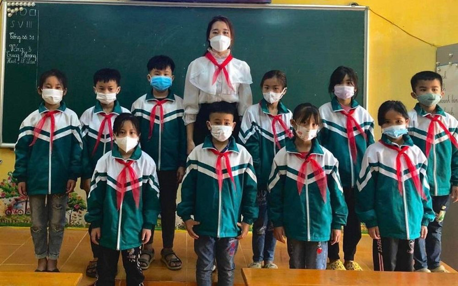 Lễ kết nạp đội viên được cô giáo Đào Thị Vân tổ chức cho học sinh Lễ kết nạp đội viên được cô giáo Đào Thị Vân tổ chức cho học sinh