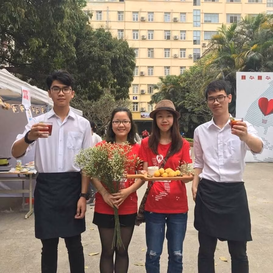 Mạnh Thắng (ngoài cùng bên phải) tích cực tham gia các hoạt động cộng đồng.