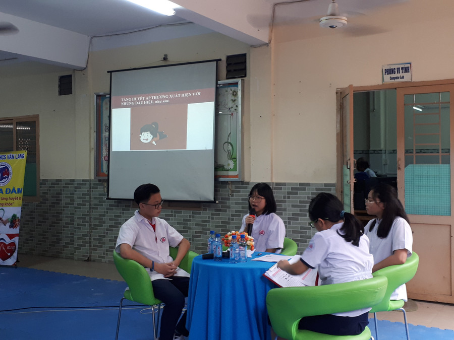 Học sinh trong vai bác sĩ tại buổi tọa đàm