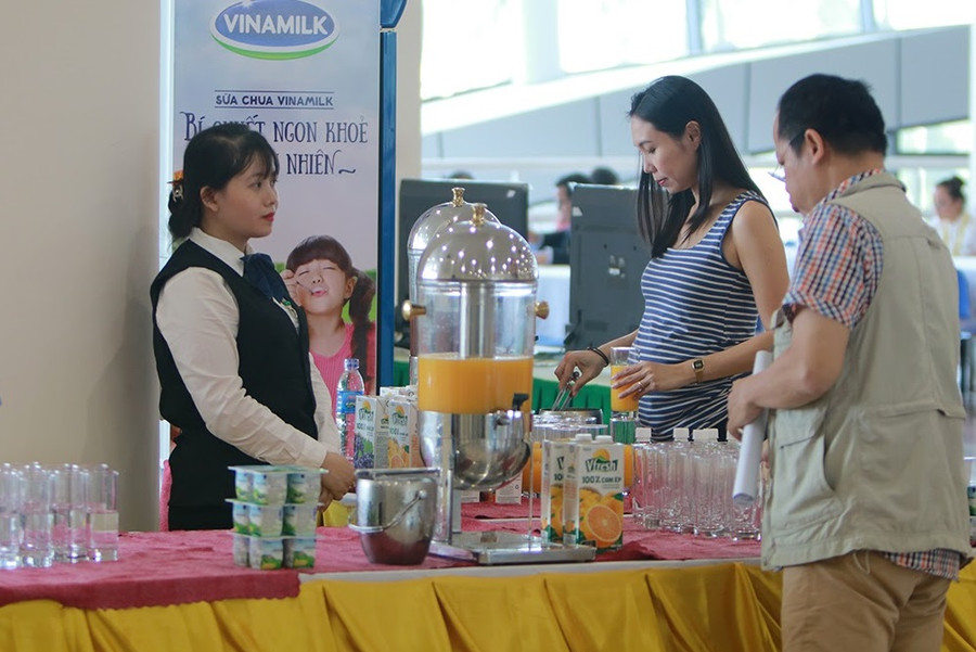 Phóng viên báo chí trong nước và quốc tế thưởng thức các sảnphẩm của Vinamilk được phục vụ tại APEC 2017