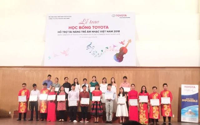 Sinh viên Nhạc viện TPHCM nhận học bổng hỗ trợ tài năng trẻ âm nhạc Việt Nam năm 2018