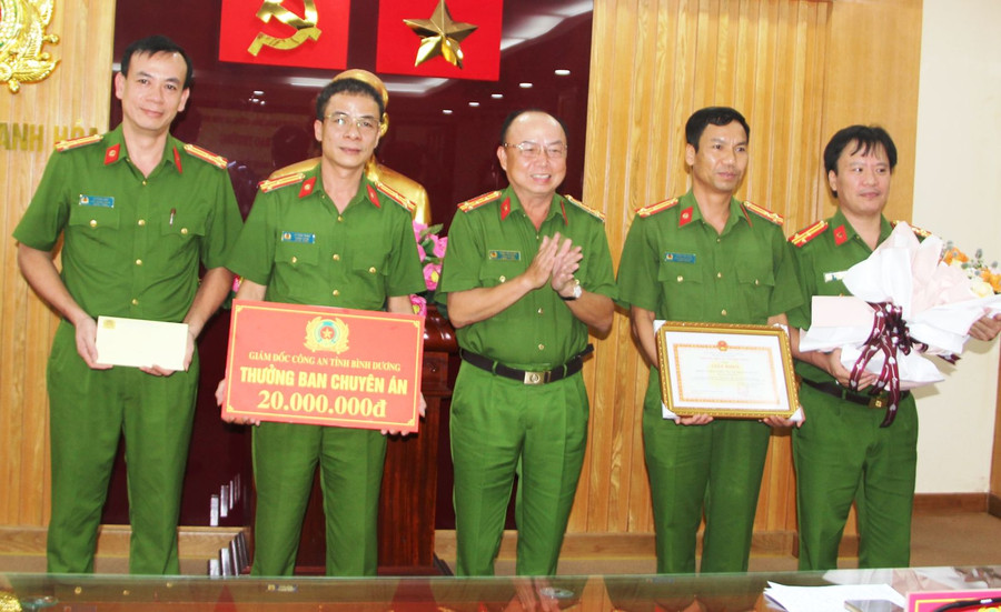 Đại tá Trần Văn Chính, Phó Giám đốc Công an tỉnh Bình Dương trao Giấy khen của Giám đốc Công an tỉnh Bình Dương cho tập thể và thưởng nóng số tiền 20 triệu đồng cho Ban Chuyên án. (Ảnh: CATH).
