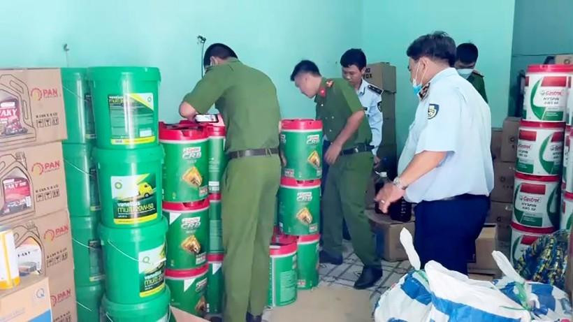 Số lượng lớn dầu nhớt giả mạo thương hiệu nổi tiếng bị cơ quan công an phát hiện. Số lượng lớn dầu nhớt giả mạo thương hiệu nổi tiếng bị cơ quan công an phát hiện.