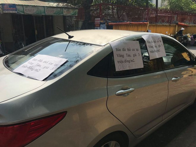 Đỗ xe bên lề vài phút, chủ nhân quay ra đầy ngỡ ngàng vì những mảnh giấy lạ dán đầy ô tô Đỗ xe bên lề vài phút, chủ nhân quay ra đầy ngỡ ngàng vì những mảnh giấy lạ dán đầy ô tô