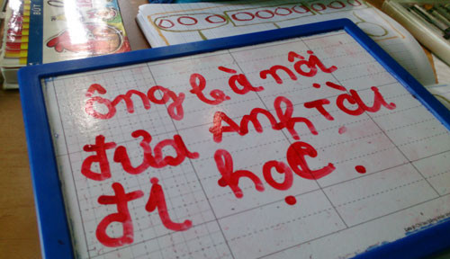"Bài chính tả" - món quà lớn cậu học trò tặng cô giáo. Bài chính tả, món quà lớn nhất cậu học trò tặng cô giáo. Ảnh: Nhân vật cung cấp.