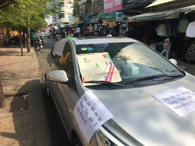 Đỗ xe bên lề vài phút, chủ nhân quay ra đầy ngỡ ngàng vì những mảnh giấy lạ dán đầy ô tô Đỗ xe bên lề vài phút, chủ nhân quay ra đầy ngỡ ngàng vì những mảnh giấy lạ dán đầy ô tô