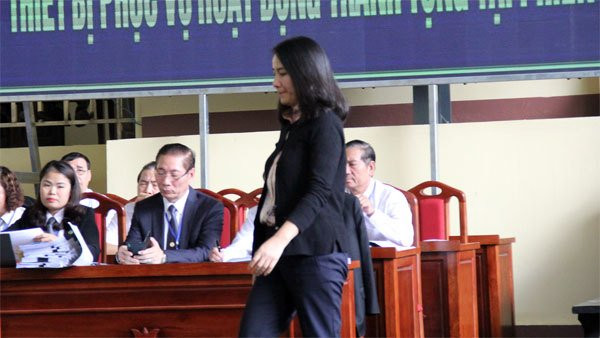 Bị cáo Lưu Thị Hồng trong tại phiên tòa xử vụ đánh bạc ngàn tỷ Nữ đại gia trong đường dây đánh bạc nghìn tỷ