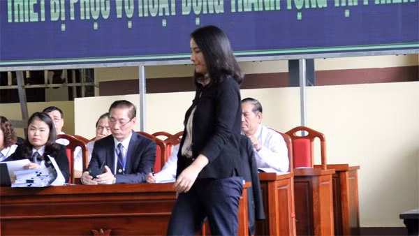 Bị cáo Lưu Thị Hồng trong tại phiên tòa xử vụ đánh bạc ngàn tỷ Nữ đại gia trong đường dây đánh bạc nghìn tỷ