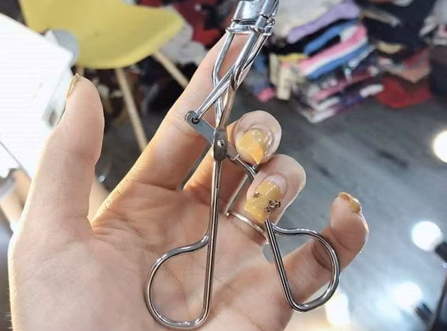 Lên mạng học cách kẹp mi cong, cô gái mất luôn cả hàng lông mi thật