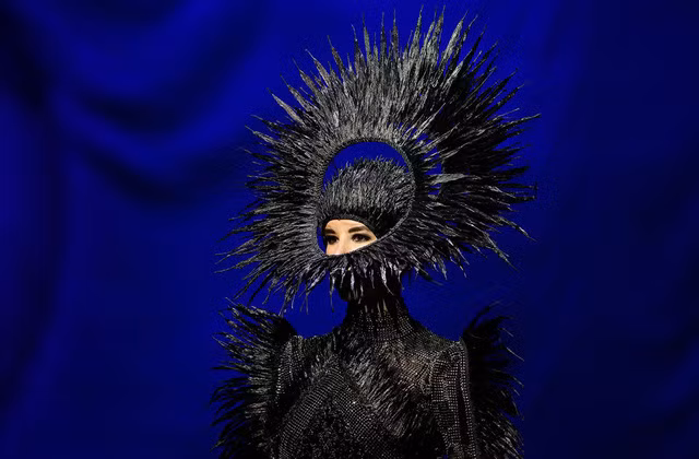  Tác phẩm “Vũ trụ” của nhà thiết kế Rinaldy Yunardi (Indonesia) được giới thiệu trong đêm khai mạc hồi năm 2017. 