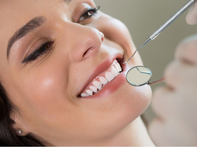 Rước thêm vô số bệnh vì tự gắn răng khểnh ảnh 1 Khi sử dụng răng khểnh giả cần đi khám định kỳ tránh ảnh hưởng sức khỏe răng miệng. Ảnh minh họa