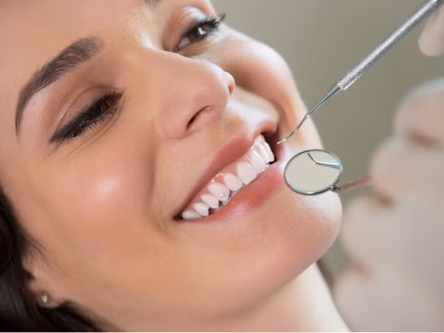 Khi sử dụng răng khểnh giả cần đi khám định kỳ tránh ảnh hưởng sức khỏe răng miệng. Ảnh minh họa 
