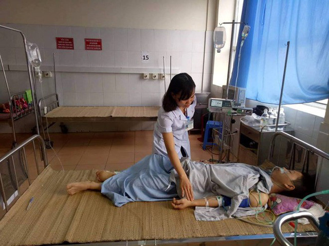 Thoát chết hy hữu sau khi tự rút thanh gỗ đâm xuyên bụng