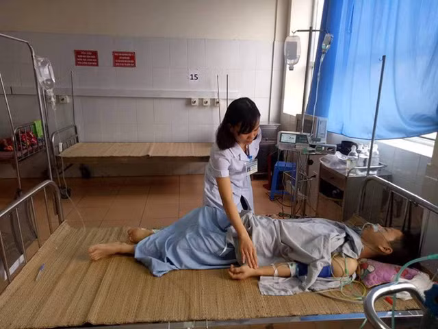 Thoát chết hy hữu sau khi tự rút thanh gỗ đâm xuyên bụng