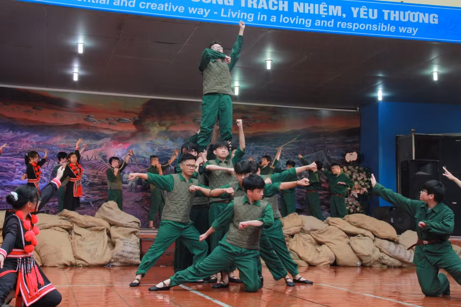 Khung cảnh lịch sử được tái hiện với sự hóa thân của các em học sinh thành những chiến sĩ Điện Biên quả cảm năm xưa.