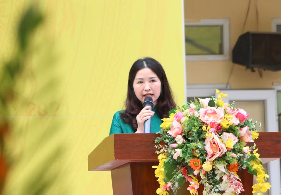 Cô Đỗ Thu Hà - Bí thư Chi bộ, Hiệu trưởng Trường THCS Yên Sở phát biểu tại buổi lễ.
