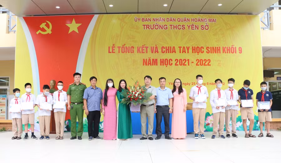 Lãnh đạo phường Yên Sở chúc mừng cô trò nhà trường và trao thưởng cho các em học sinh có thành tích xuất sắc trong năm học vừa qua.