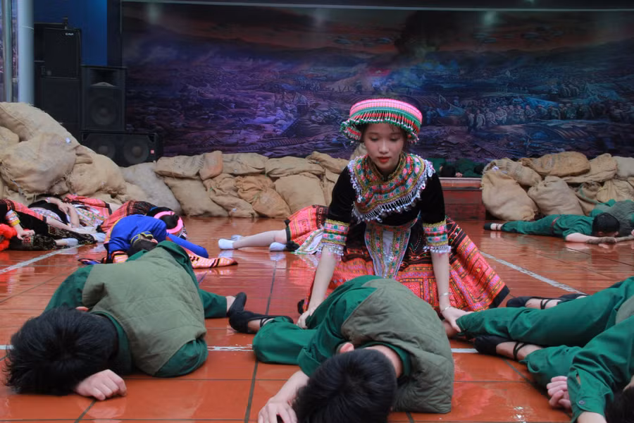 Cuộc chiến đấu nào cũng đều có gian khổ và hi sinh.