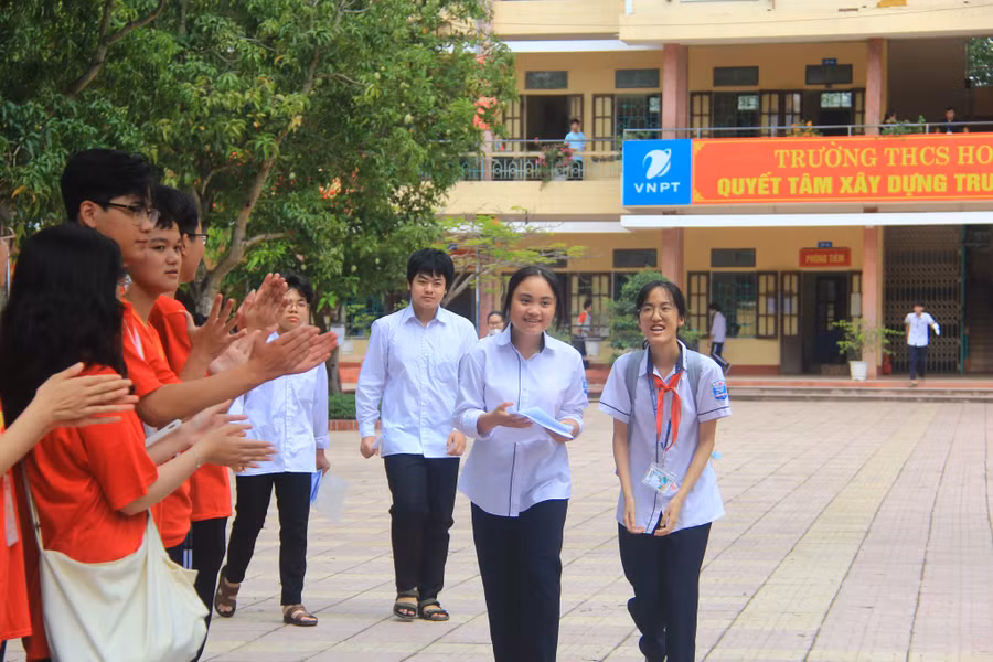 Thí sinh hoàn thành kỳ thi vào lớp 10 Trường THPT chuyên Lê Hồng Phong tại điểm thi Trường THCS Hoàng Văn Thụ - TP Nam Định.