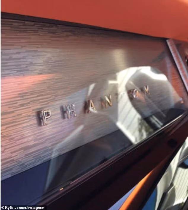 Nữ tỉ phú tự thân trẻ nhất thế giới khoe dàn siêu xe khủng - ảnh 4