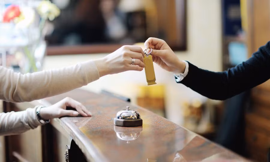 nhan-vien-le-tan-nam-ro-quy-trinh-check-out-trong-khach-san-1