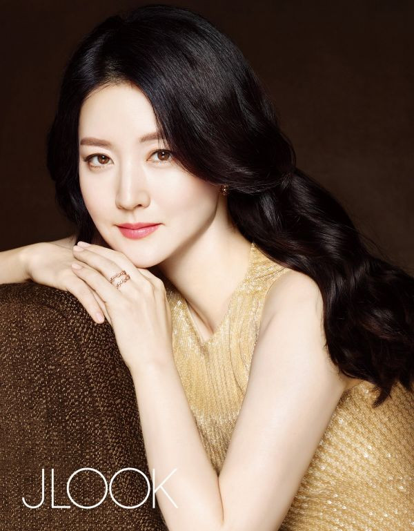 Lee Young Ae được khen ngợi là cô gái có vẻ đẹp kết hợp giữa phương Đông và phương Tây.
