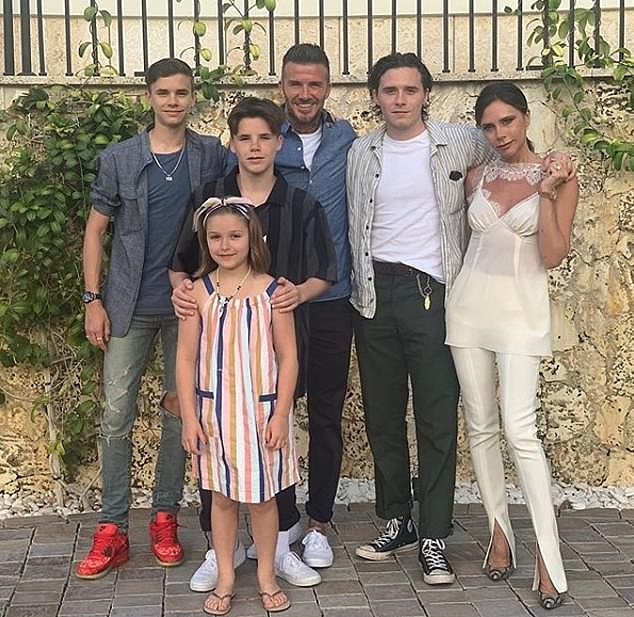 Victoria Beckham lưng trần không tì vết siêu gợi cảm ảnh 8 Victoria Beckham lưng trần không tì vết siêu gợi cảm - ảnh 8