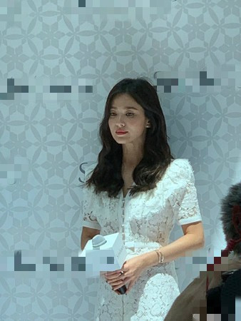 Song Hye Kyo gầy gò xuất hiện lần đầu sau ly hôn - Ảnh 2. Song Hye Kyo gầy gò xuất hiện lần đầu sau ly hôn - Ảnh 2.