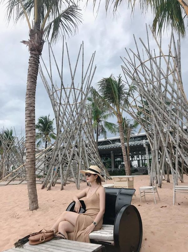 Cận cảnh nhan sắc xinh đẹp không tuổi của chị gái Chi Pu ảnh 4 Trên trang cá nhân, Thùy Vân thường xuyên chia sẻ hình ảnh du lịch cùng gia đình và bạn bè.