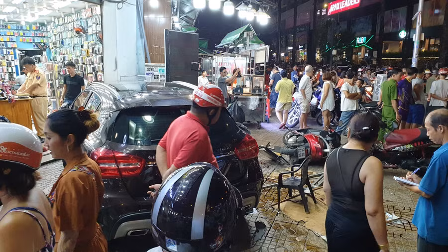 An ninh - Hình sự - Nữ tài xế Mercedes tông hàng loạt xe máy ở TP.HCM khai gì tại cơ quan công an? (Hình 2).