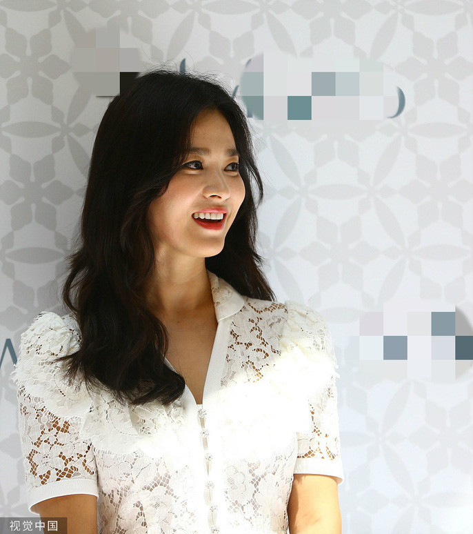 Song Hye Kyo gầy gò xuất hiện lần đầu sau ly hôn - Ảnh 5. Song Hye Kyo gầy gò xuất hiện lần đầu sau ly hôn - Ảnh 5.