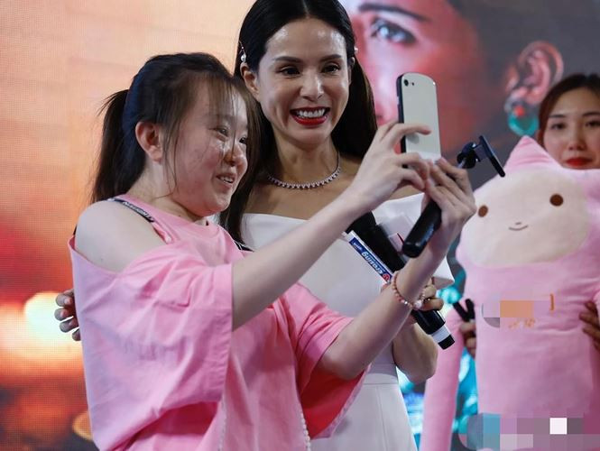 ‘Tiểu Long Nữ’ Lý Nhược Đồng lộ mặt nhăn nheo, đơ cứng như tượng sáp - ảnh 4