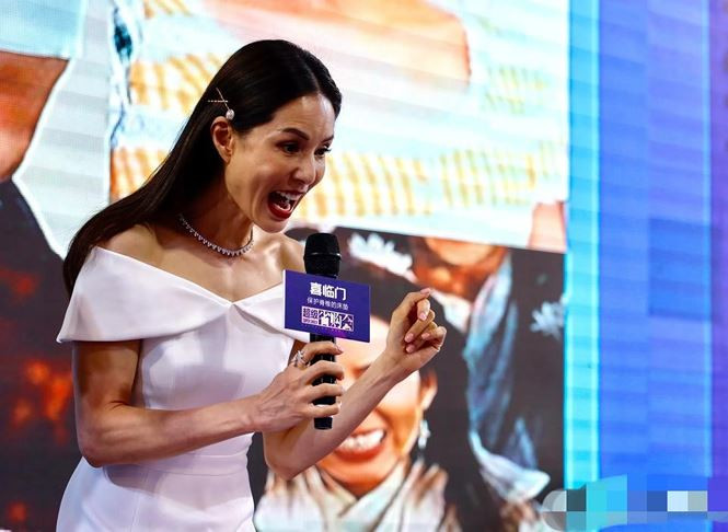 ‘Tiểu Long Nữ’ Lý Nhược Đồng lộ mặt nhăn nheo, đơ cứng như tượng sáp - ảnh 6