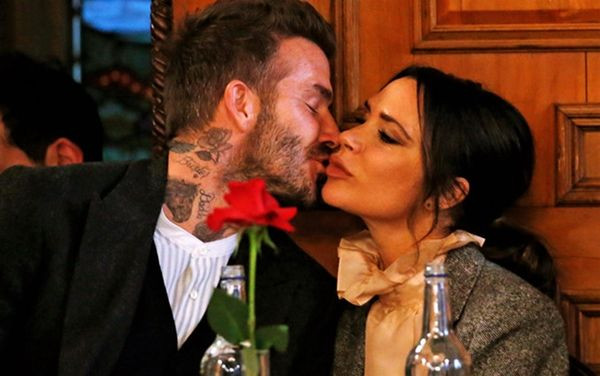 David Beckham và vợ Victoria Beckham khoá môi, quẩy hết mình nơi công cộng ảnh 1 Cùng là những cặp vợ chồng được yêu mến, thế nhưng cặp đôi Song Song ly hôn trong nước mắt. Trong khi đó, hai thập kỷ trôi qua, David và Victoria Beckham vẫn luôn hạnh phúc bên nhau. Họ cùng nhau dựng nên một gia đình được coi là hoàng gia của giới giải trí.