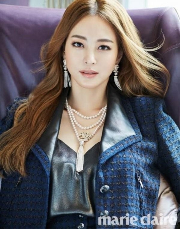 Khuôn mặt của cô nàng có thể phù hợp với nhiều phong cách khác nhau.