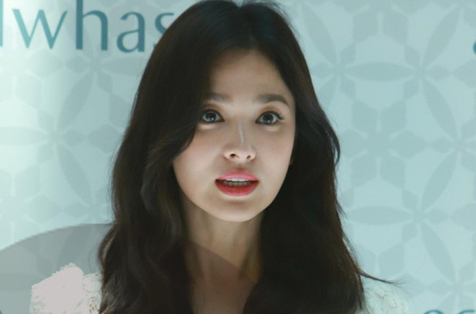 Song Hye Kyo gầy gò xuất hiện lần đầu sau ly hôn - Ảnh 4. Song Hye Kyo gầy gò xuất hiện lần đầu sau ly hôn - Ảnh 4.