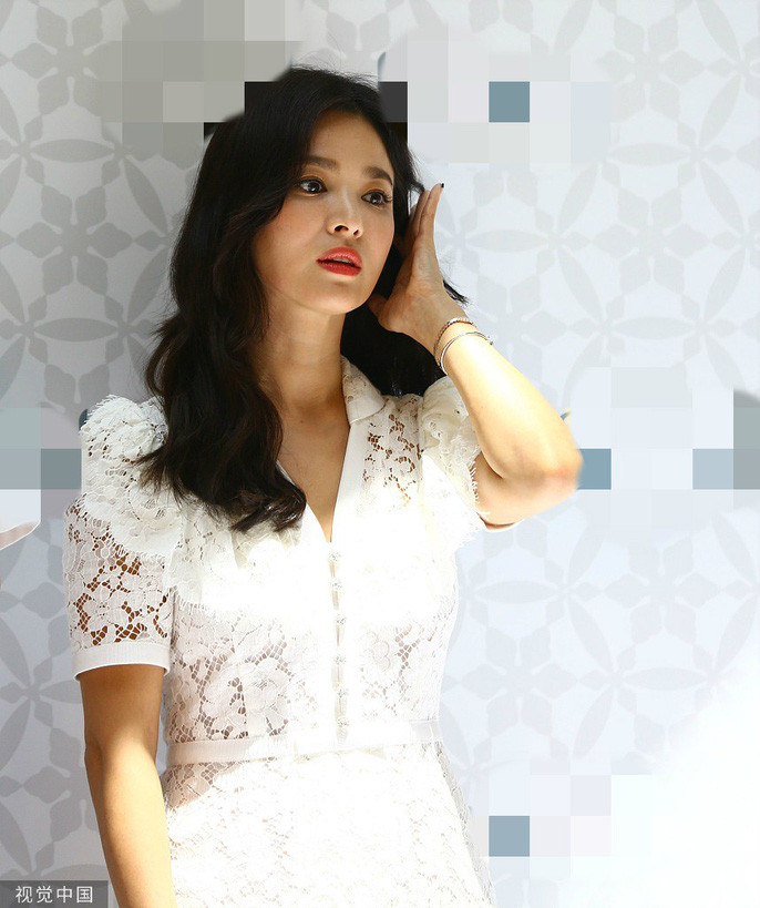 Song Hye Kyo gầy gò xuất hiện lần đầu sau ly hôn - Ảnh 8. Song Hye Kyo gầy gò xuất hiện lần đầu sau ly hôn - Ảnh 8.