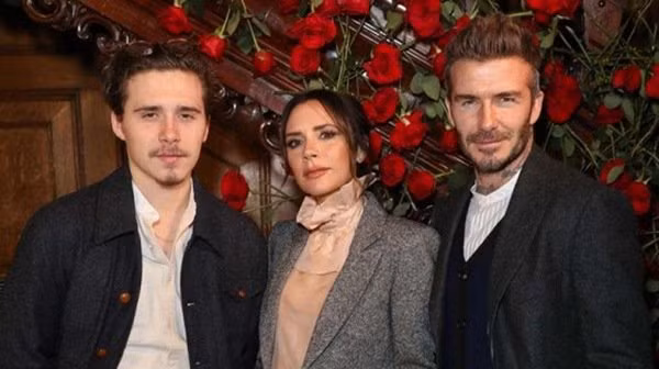 brooklyn doi co con voi ban gai du moi 20 tuoi, vo chong beck-vic "dien dau" vi con trai - 1