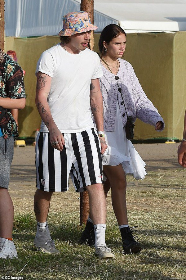 Vợ chồng David Beckham “điên đầu” vì con trai cả Brooklyn đòi có bầu với bạn gái Hana Cross ảnh 5 brooklyn doi co con voi ban gai du moi 20 tuoi, vo chong beck-vic "dien dau" vi con trai - 6
