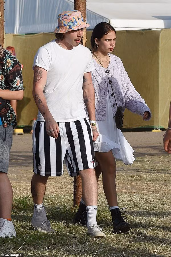 brooklyn doi co con voi ban gai du moi 20 tuoi, vo chong beck-vic "dien dau" vi con trai - 6