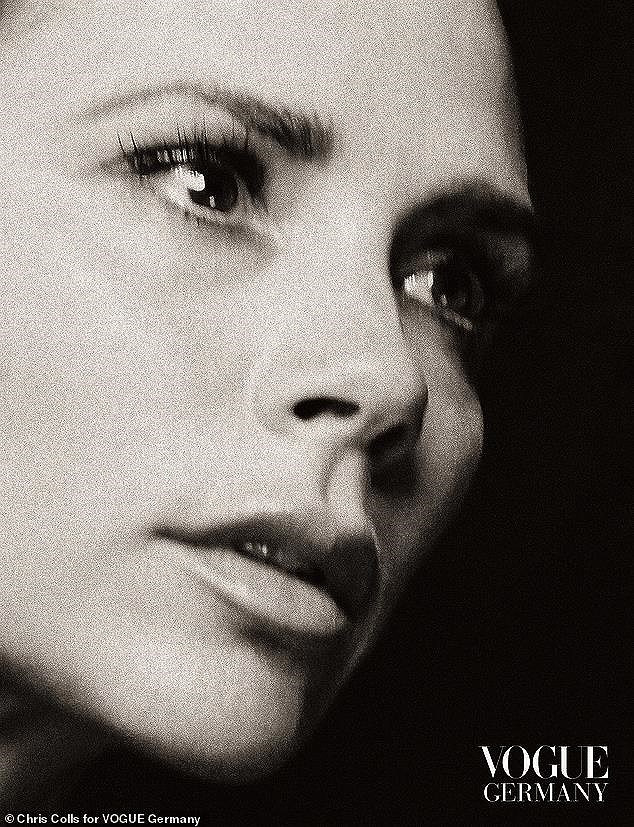 Victoria Beckham lưng trần không tì vết siêu gợi cảm ảnh 3 Victoria Beckham lưng trần không tì vết siêu gợi cảm - ảnh 3