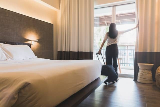 Vì sao thời gian nhận trả phòng khách sạn thường là 14h và 12h?