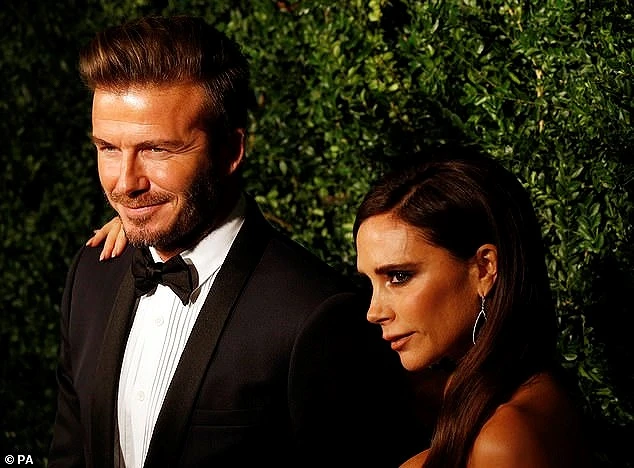 Victoria Beckham lưng trần không tì vết siêu gợi cảm