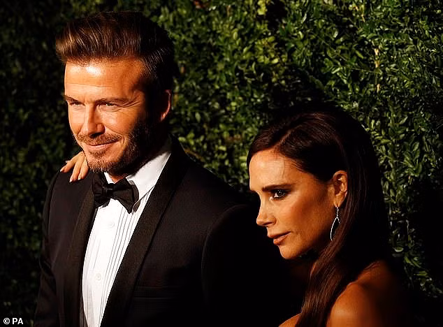 Victoria Beckham lưng trần không tì vết siêu gợi cảm
