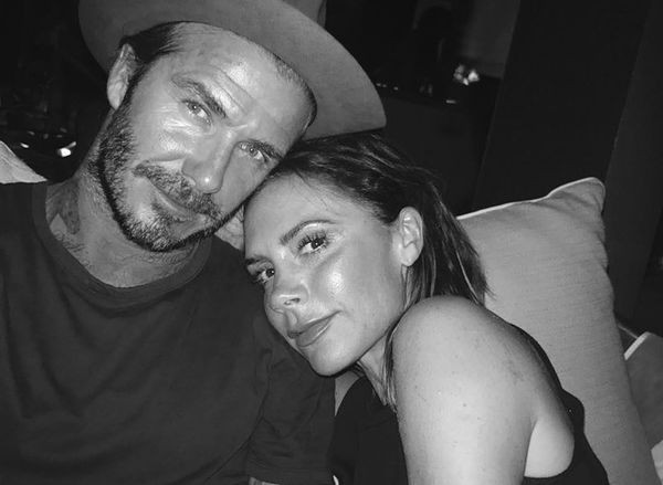 David Beckham và vợ Victoria Beckham khoá môi, quẩy hết mình nơi công cộng ảnh 3 Cuộc hôn nhân hạnh phúc kéo dài gần 21 năm của Vic - Beck được xem là hình mẫu lý tưởng của các cặp vợ chồng ngày nay. Cặp đôi chính thức “góp gạo thổi cơm chung” vào năm 1998 và có với nhau bốn đứa con xinh trai đẹp gái.