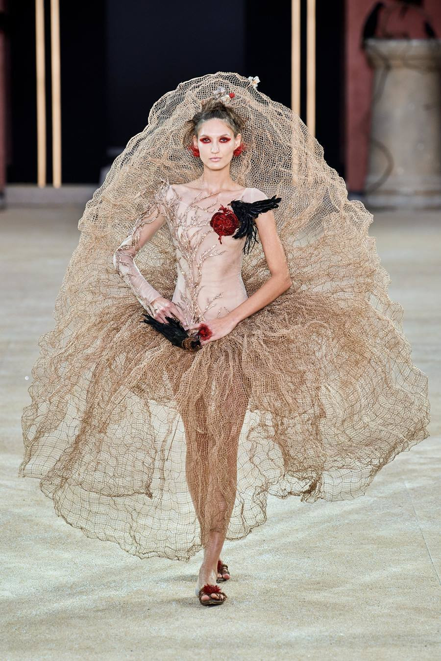 Cận cảnh chiếc váy hình quan tài truyền thông điệp cái chết ảnh 7 Váy hình quan tài truyền thông điệp cái chết của nhà thiết kế Trung Quốc