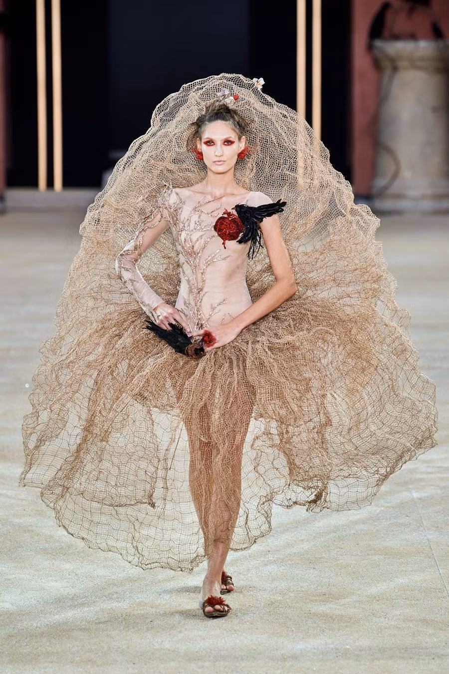 Cận cảnh chiếc váy hình quan tài truyền thông điệp cái chết ảnh 7 Váy hình quan tài truyền thông điệp cái chết của nhà thiết kế Trung Quốc