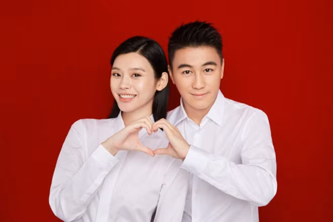 Siêu mẫu nội y Victoria’s Secret Hề Mộng Giao khoe ảnh đăng ký kết hôn với con trai ‘vua sòng bạc’ Macau