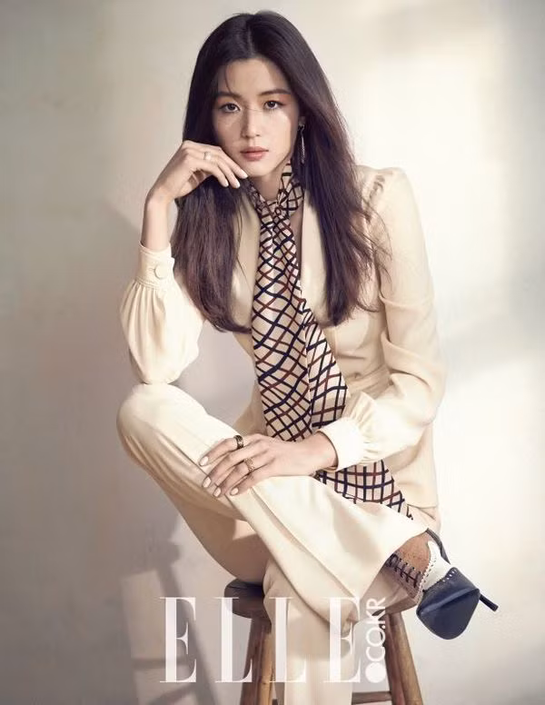 Tỉ lệ và độ cong của khuôn mặt Jun Ji Hyun rất hoàn hảo.